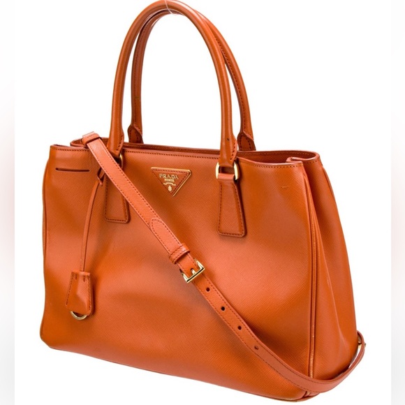 Prada
Saffiano Lux Leather Galleria Double Zip - Picture 2 of 6